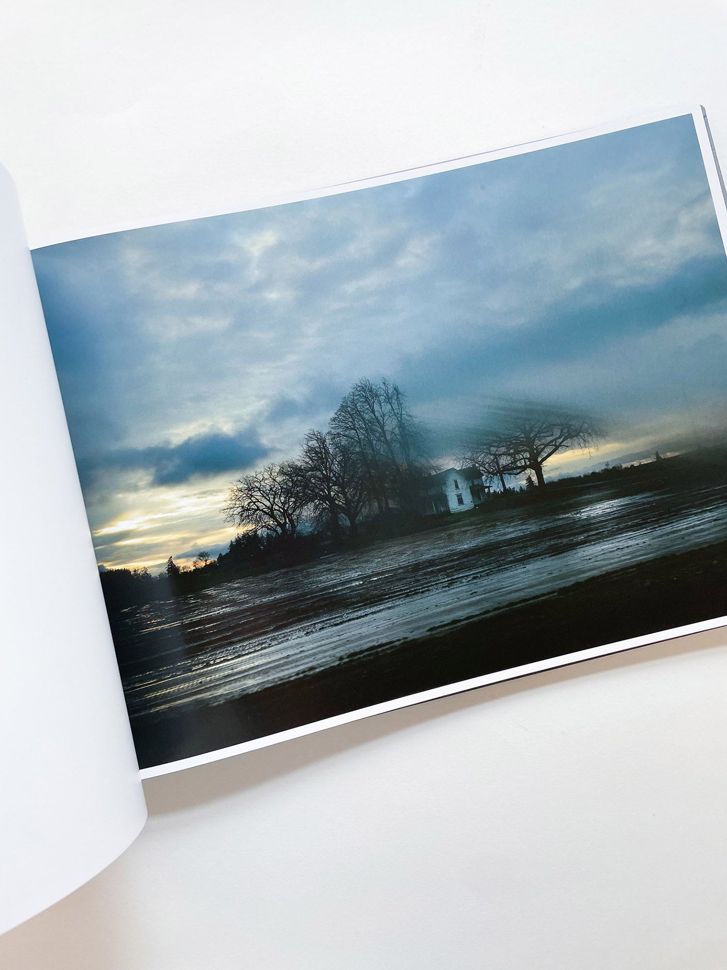 THE END SENDS ADVANCE WARNING / Todd Hido - 本屋青旗 Ao-Hata Bookstore