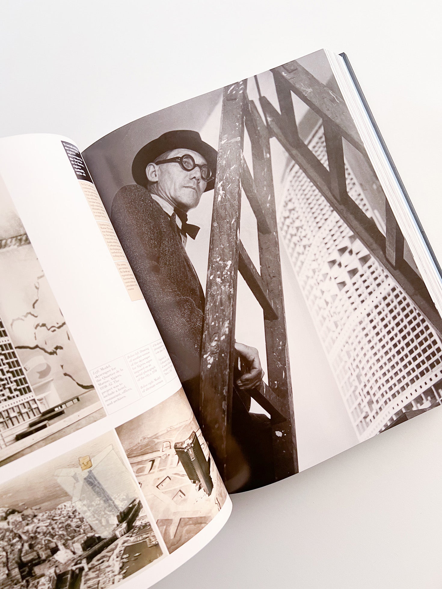 Le Corbusier: Le Grand - 本 屋 青 旗 Ao-Hata Bookstore