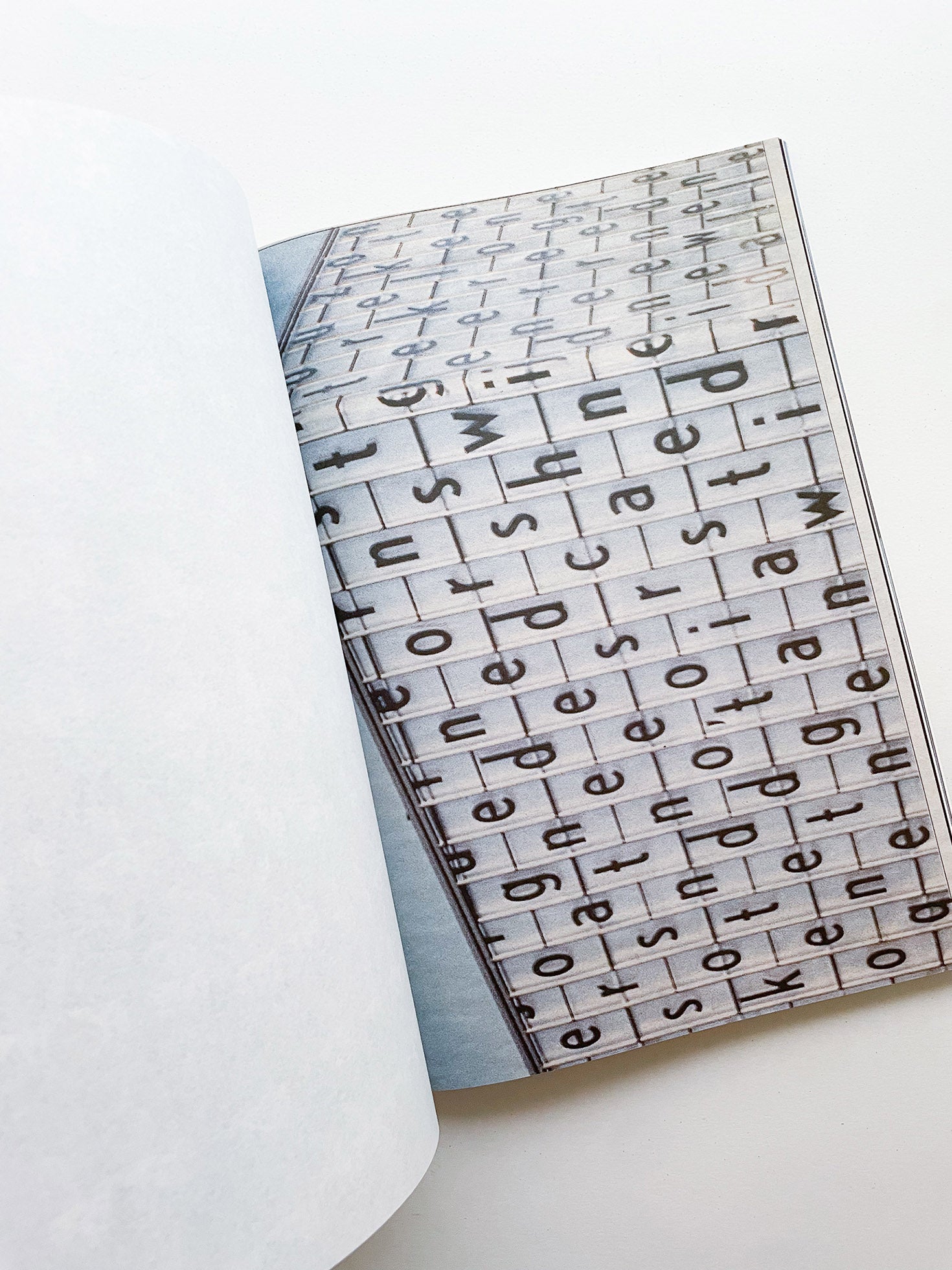 Motion / Karel Martens - 本屋青旗 Ao-Hata Bookstore
