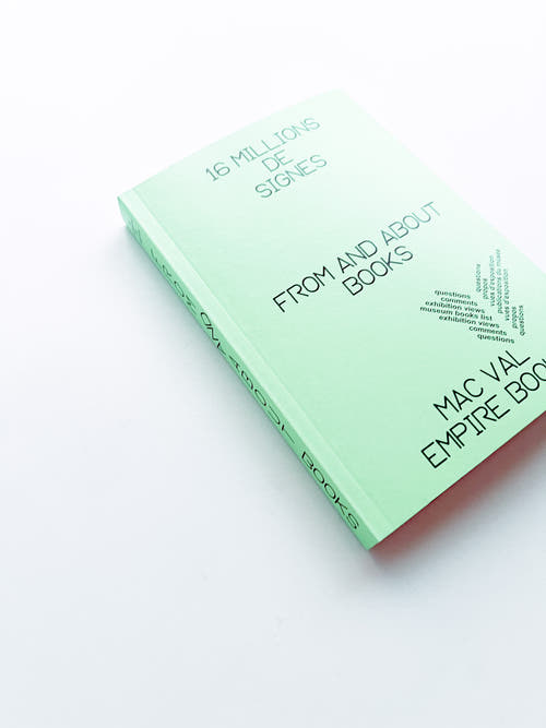 16 MILLIONS DE SIGNES – FROM AND ABOUT BOOKS / Alexandra Midal, Thierry Chancogne