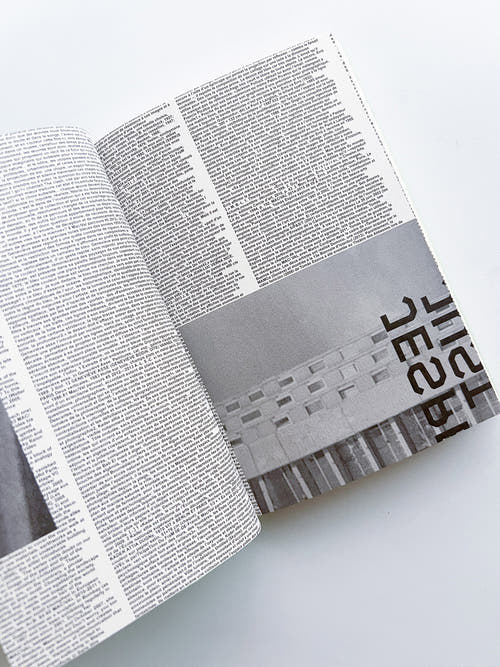 16 MILLIONS DE SIGNES – FROM AND ABOUT BOOKS / Alexandra Midal, Thierry Chancogne