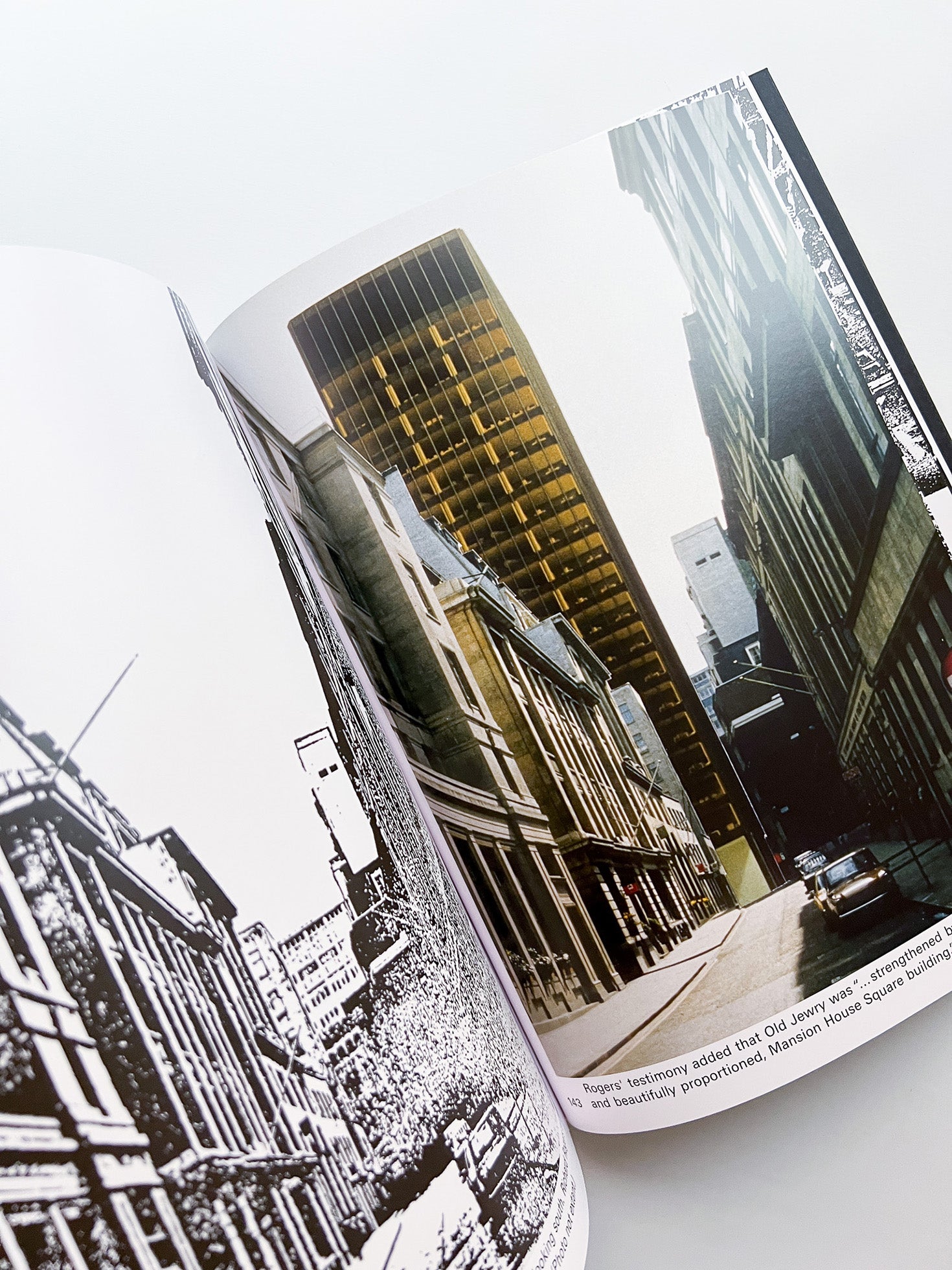 MIES IN LONDON / Mies van der Rohe [SOFTCOVER]