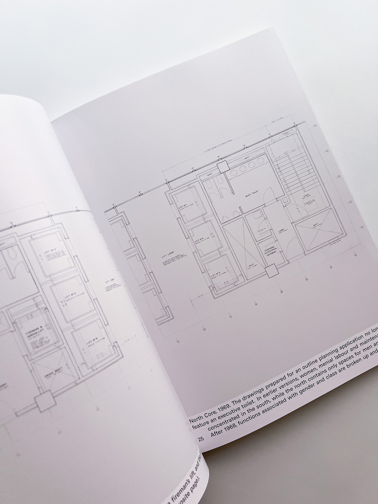 MIES IN LONDON / Mies van der Rohe [SOFTCOVER]