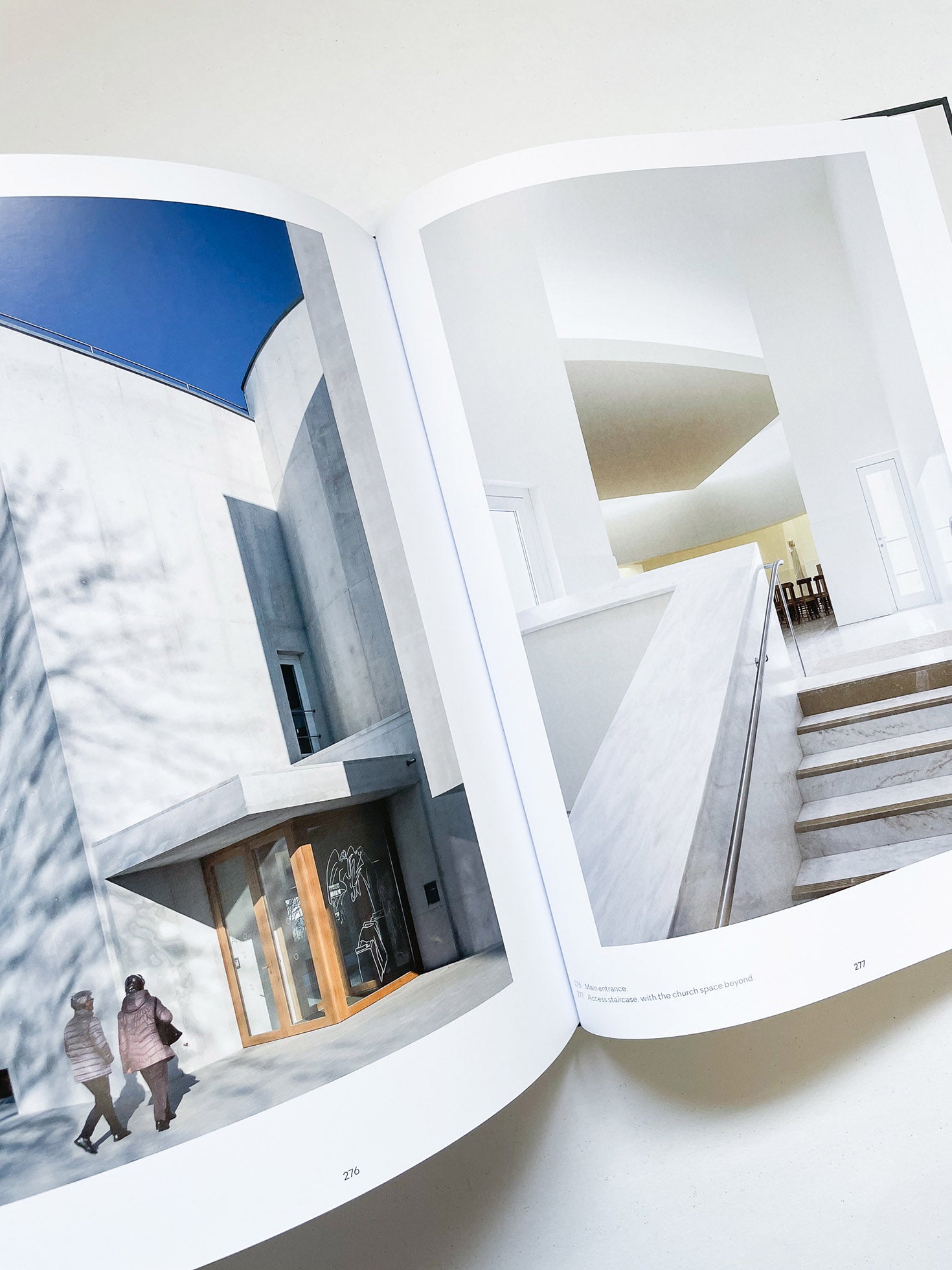 Before / After / Álvaro Siza - 本 屋 青 旗 Ao-Hata Bookstore
