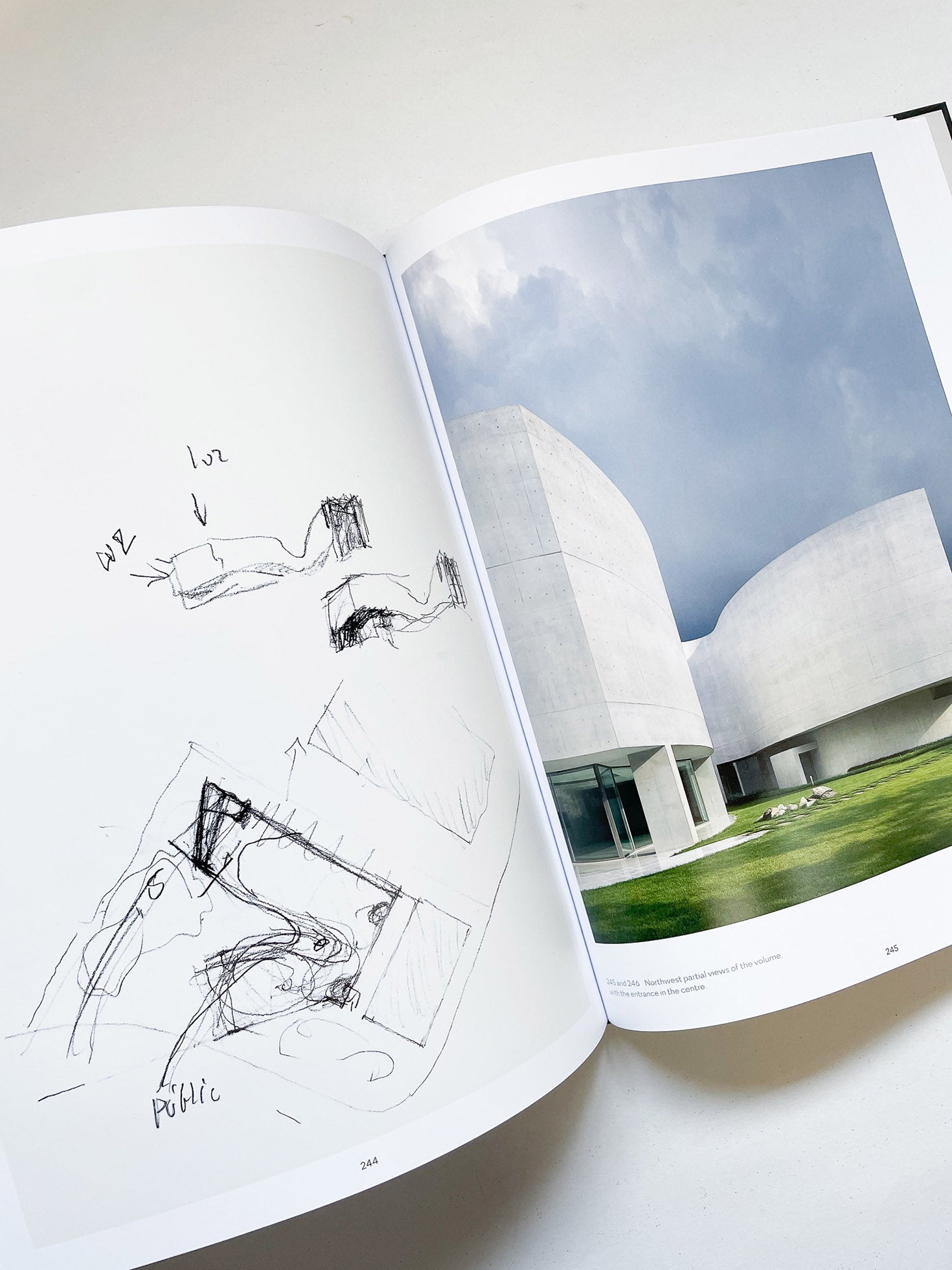 Before / After / Álvaro Siza - 本 屋 青 旗 Ao-Hata Bookstore