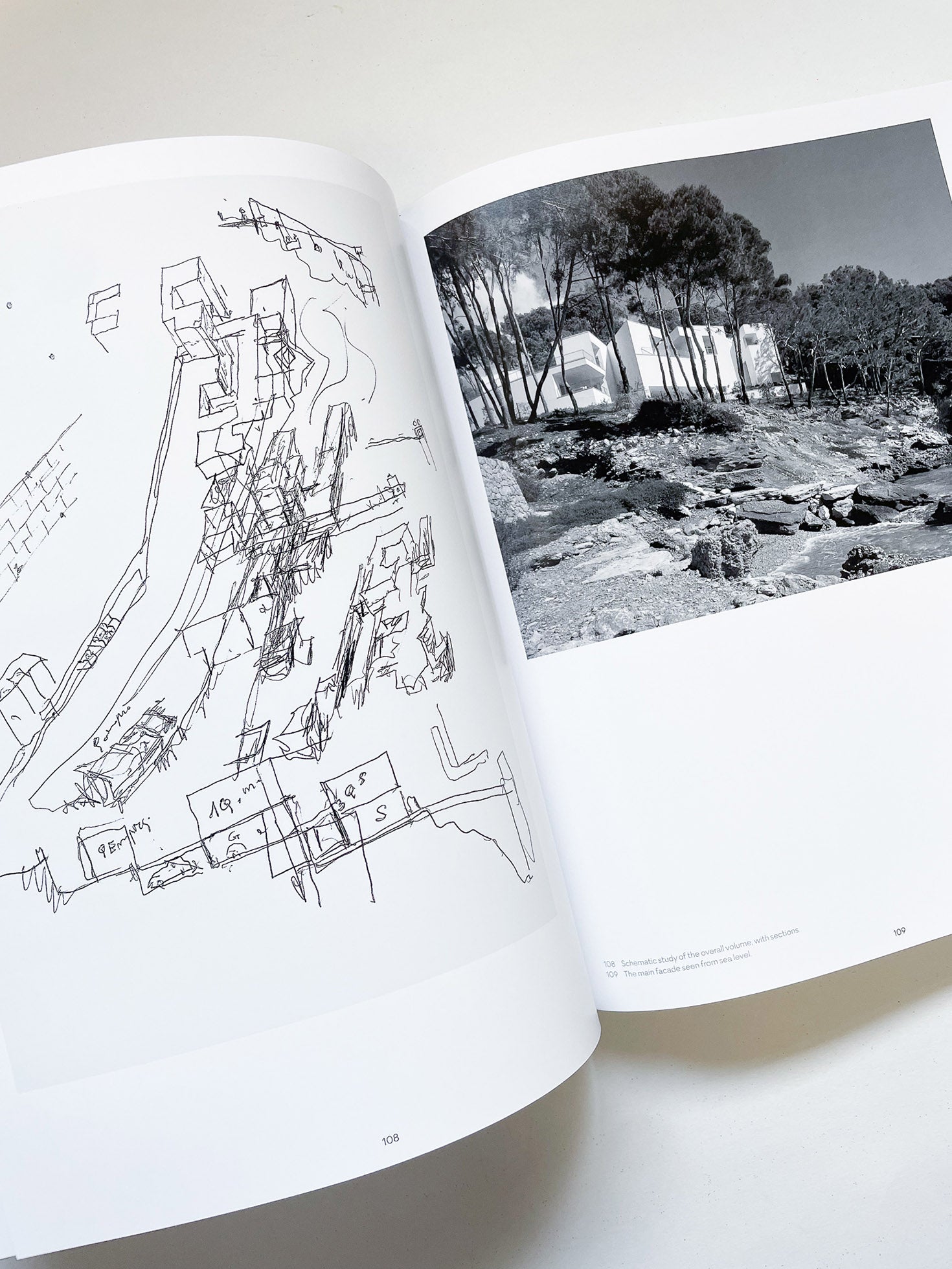 Álvaro Siza sketches at dinner アルヴァロ・シザ Incomplete Work / Álvaro Siza - 本 屋 青 旗 Ao-Hata Bookstore