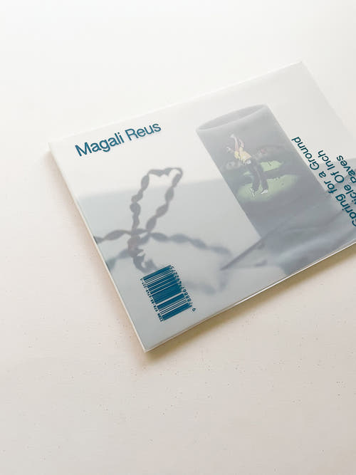 SPRING FOR A GROUND / PARTICLE OF INCH / HALTED PAVES / QUARTERS / Magali Reus