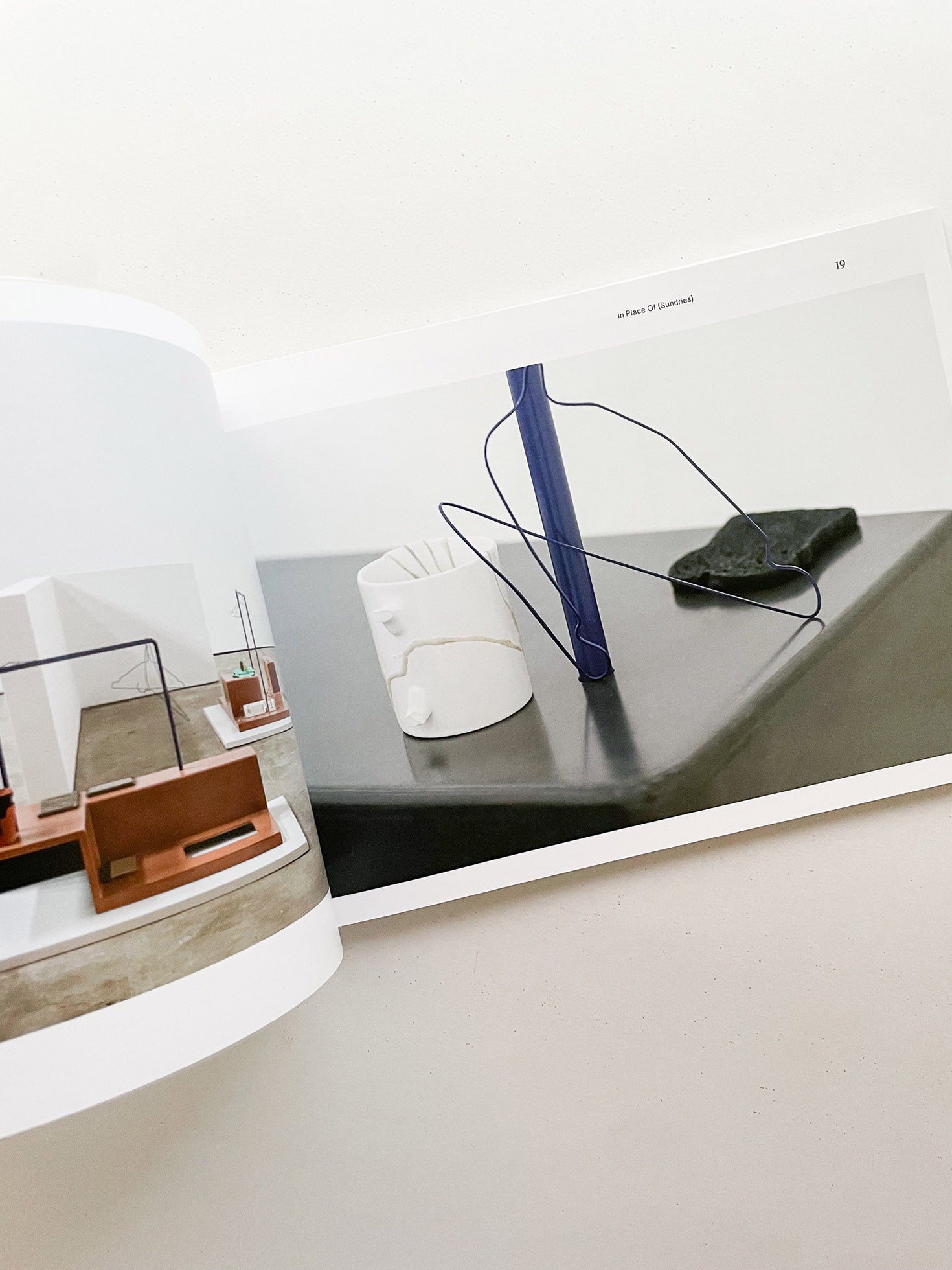 SPRING FOR A GROUND / PARTICLE OF INCH / HALTED PAVES / QUARTERS / Magali Reus