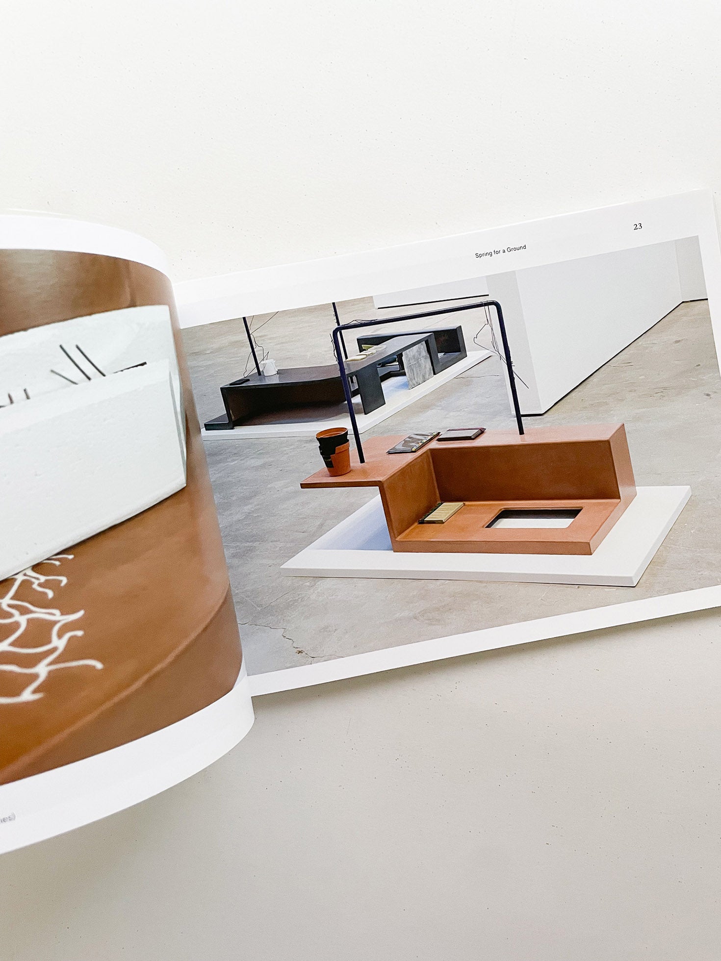 SPRING FOR A GROUND / PARTICLE OF INCH / HALTED PAVES / QUARTERS / Magali Reus