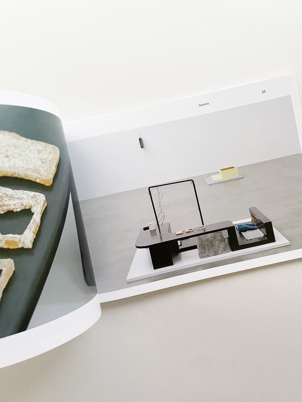 SPRING FOR A GROUND / PARTICLE OF INCH / HALTED PAVES / QUARTERS / Magali Reus