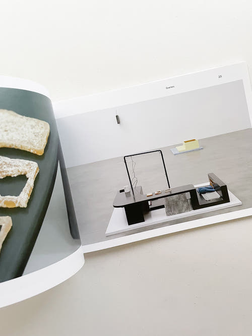 SPRING FOR A GROUND / PARTICLE OF INCH / HALTED PAVES / QUARTERS / Magali Reus