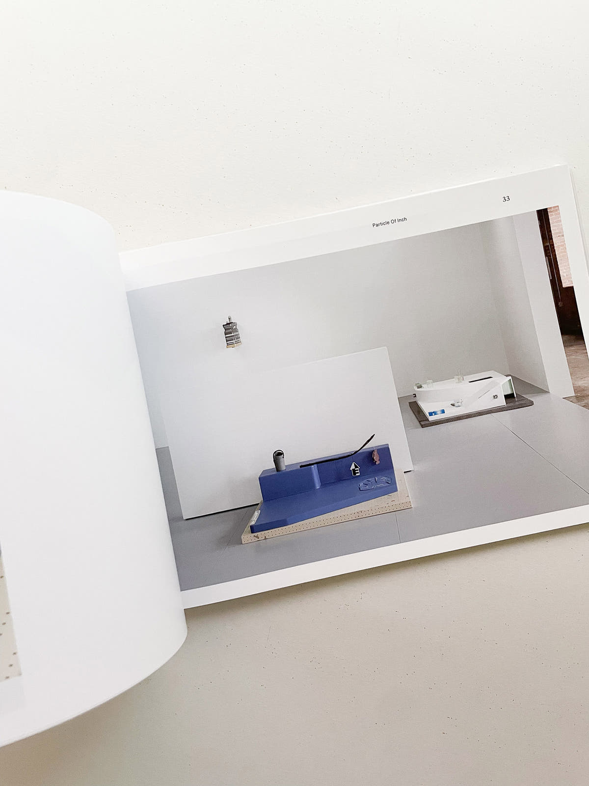 SPRING FOR A GROUND / PARTICLE OF INCH / HALTED PAVES / QUARTERS / Magali Reus