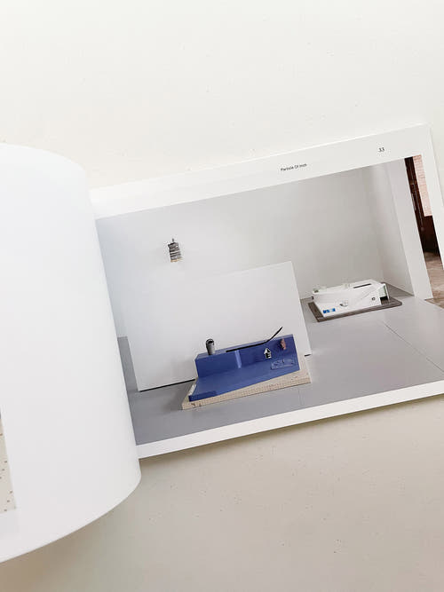 SPRING FOR A GROUND / PARTICLE OF INCH / HALTED PAVES / QUARTERS / Magali Reus