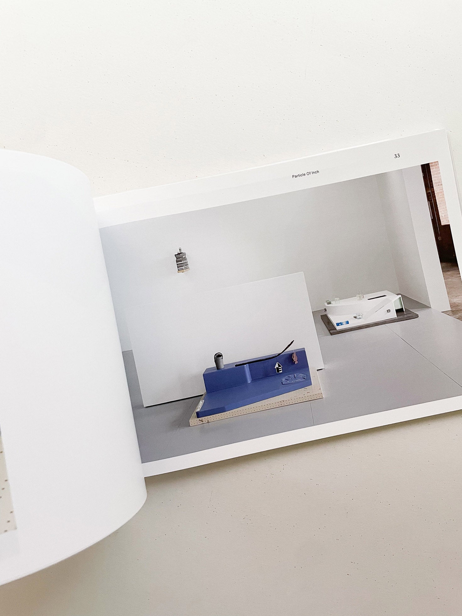 SPRING FOR A GROUND / PARTICLE OF INCH / HALTED PAVES / QUARTERS / Magali Reus