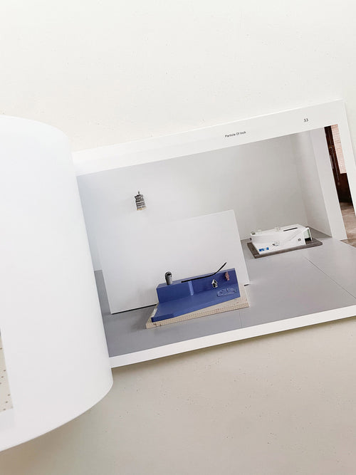 SPRING FOR A GROUND / PARTICLE OF INCH / HALTED PAVES / QUARTERS / Magali Reus