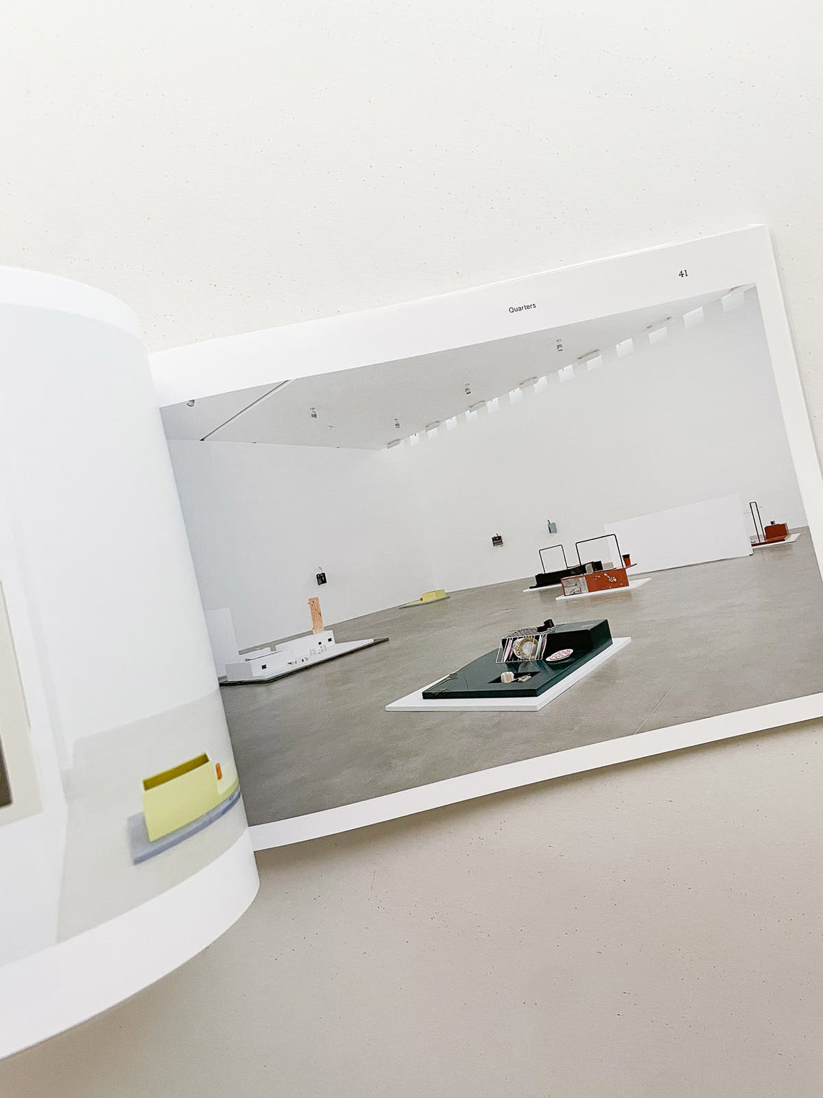 SPRING FOR A GROUND / PARTICLE OF INCH / HALTED PAVES / QUARTERS / Magali Reus