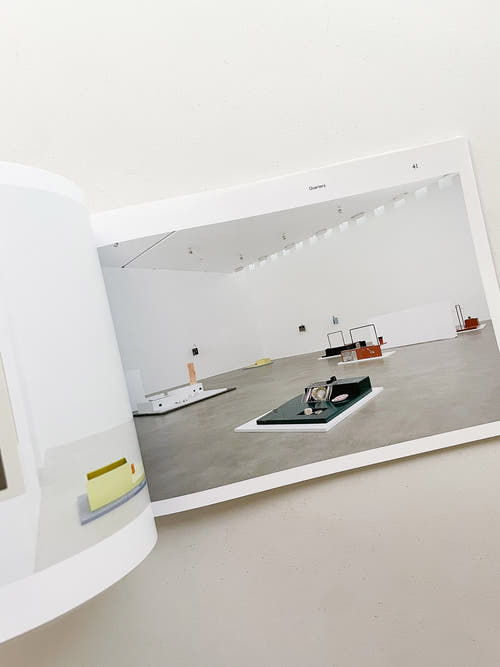 SPRING FOR A GROUND / PARTICLE OF INCH / HALTED PAVES / QUARTERS / Magali Reus
