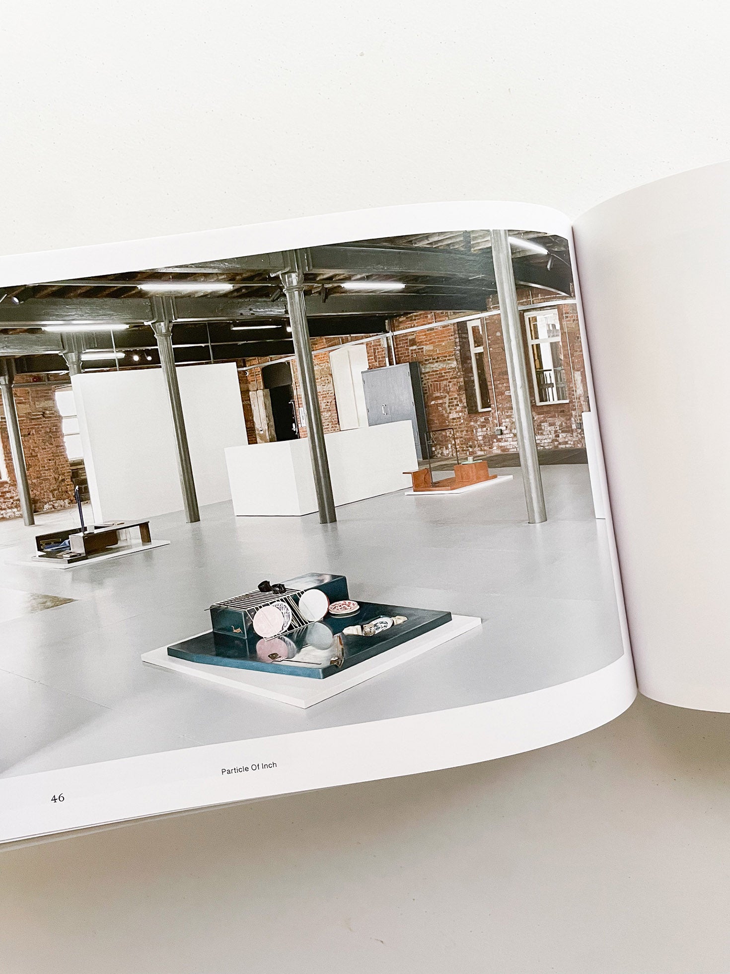 SPRING FOR A GROUND / PARTICLE OF INCH / HALTED PAVES / QUARTERS / Magali Reus