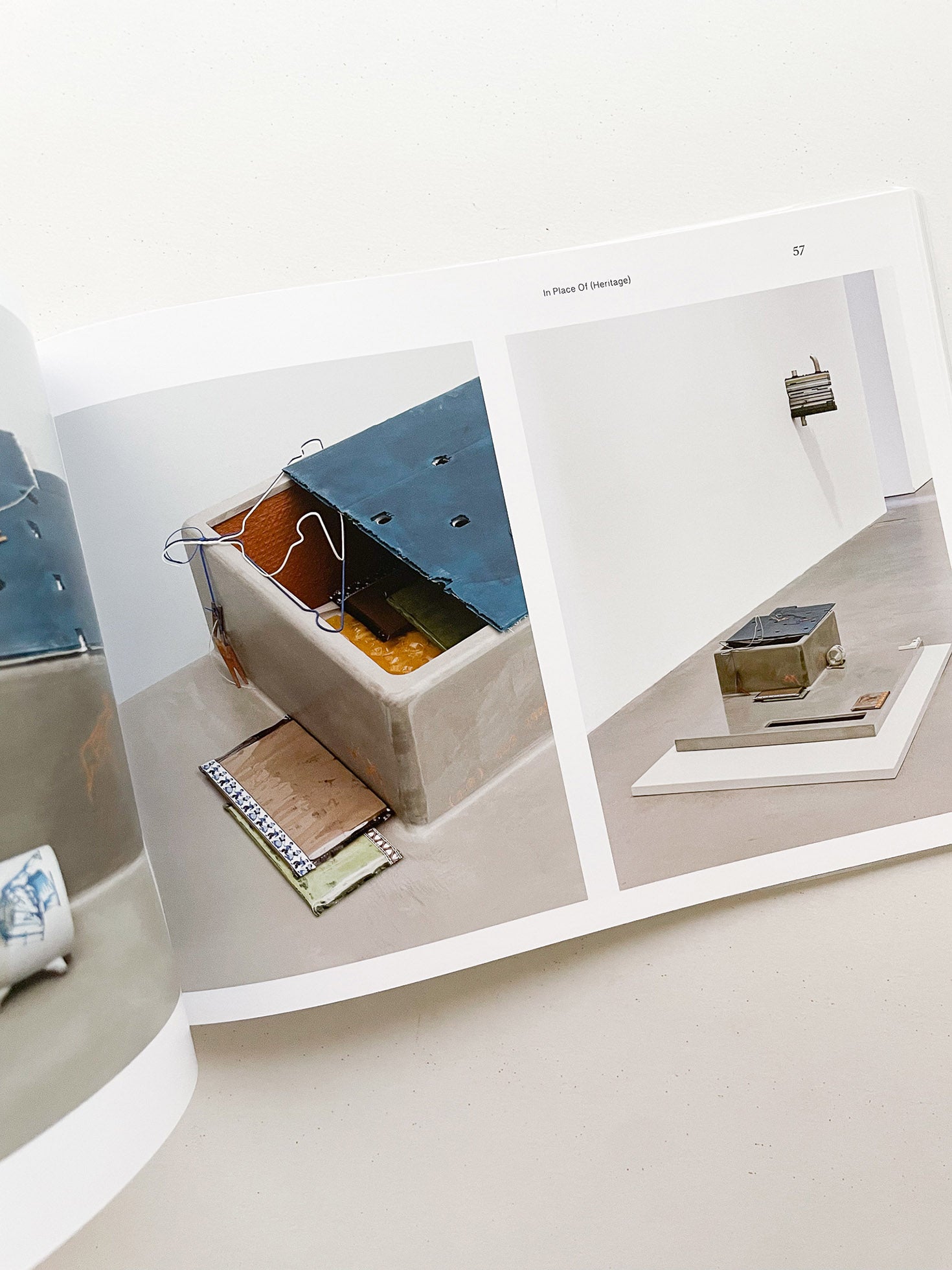 SPRING FOR A GROUND / PARTICLE OF INCH / HALTED PAVES / QUARTERS / Magali Reus