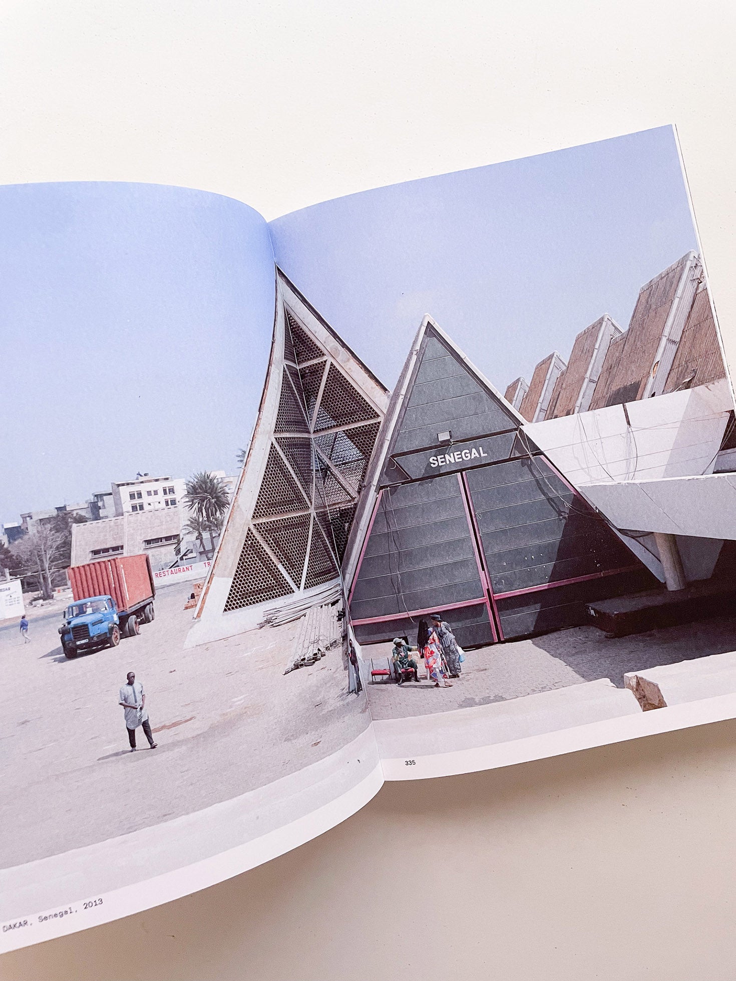MOMENTS IN ARCHITECTURE / Iwan Baan - 本 屋 青 旗 Ao-Hata Bookstore