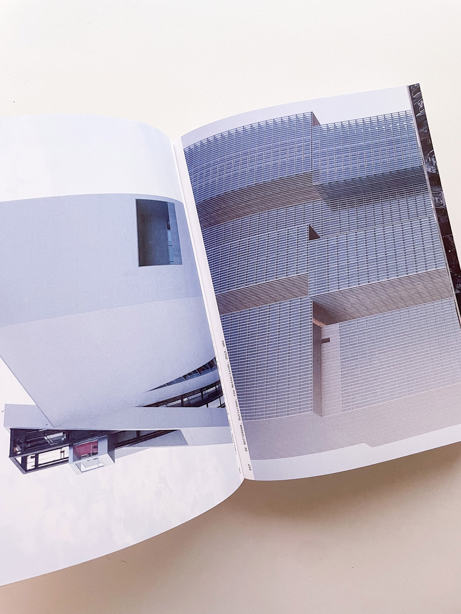 MOMENTS IN ARCHITECTURE / Iwan Baan - 本屋青旗 Ao-Hata Bookstore