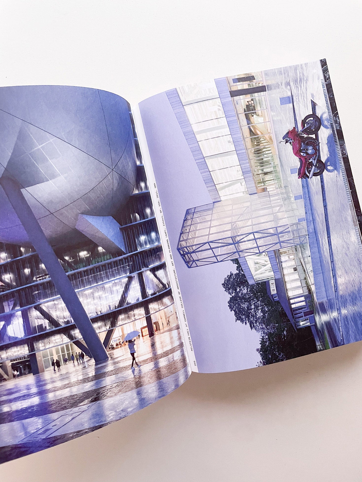 MOMENTS IN ARCHITECTURE / Iwan Baan - 本 屋 青 旗 Ao-Hata Bookstore