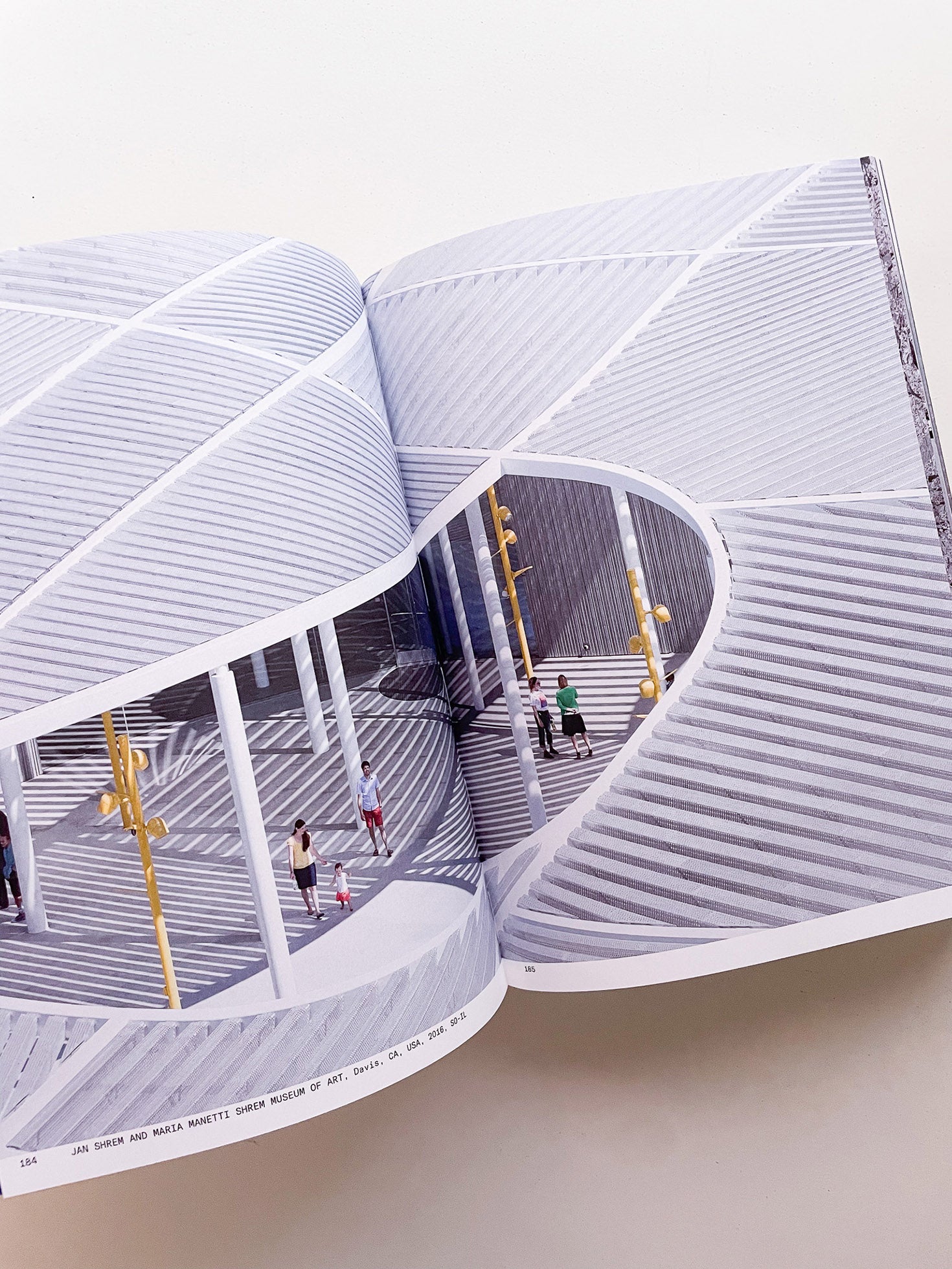 MOMENTS IN ARCHITECTURE / Iwan Baan - 本 屋 青 旗 Ao-Hata Bookstore