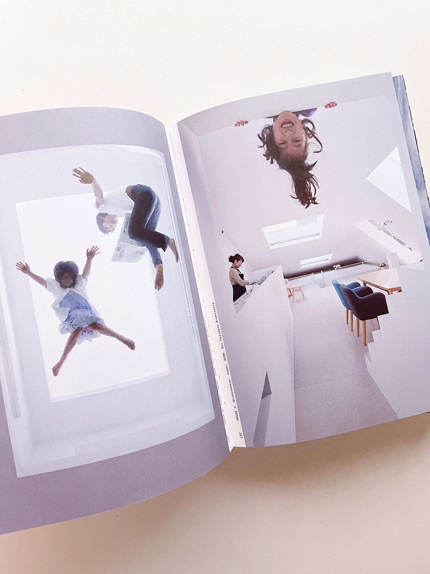 MOMENTS IN ARCHITECTURE / Iwan Baan - 本屋青旗 Ao-Hata Bookstore