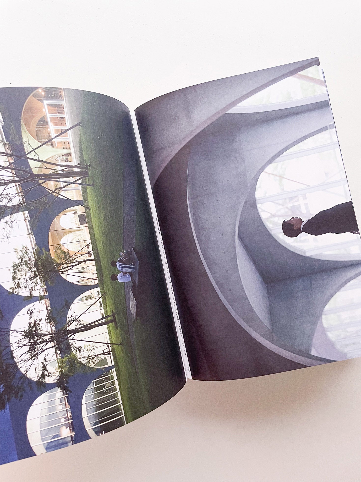 MOMENTS IN ARCHITECTURE / Iwan Baan - 本 屋 青 旗 Ao-Hata Bookstore