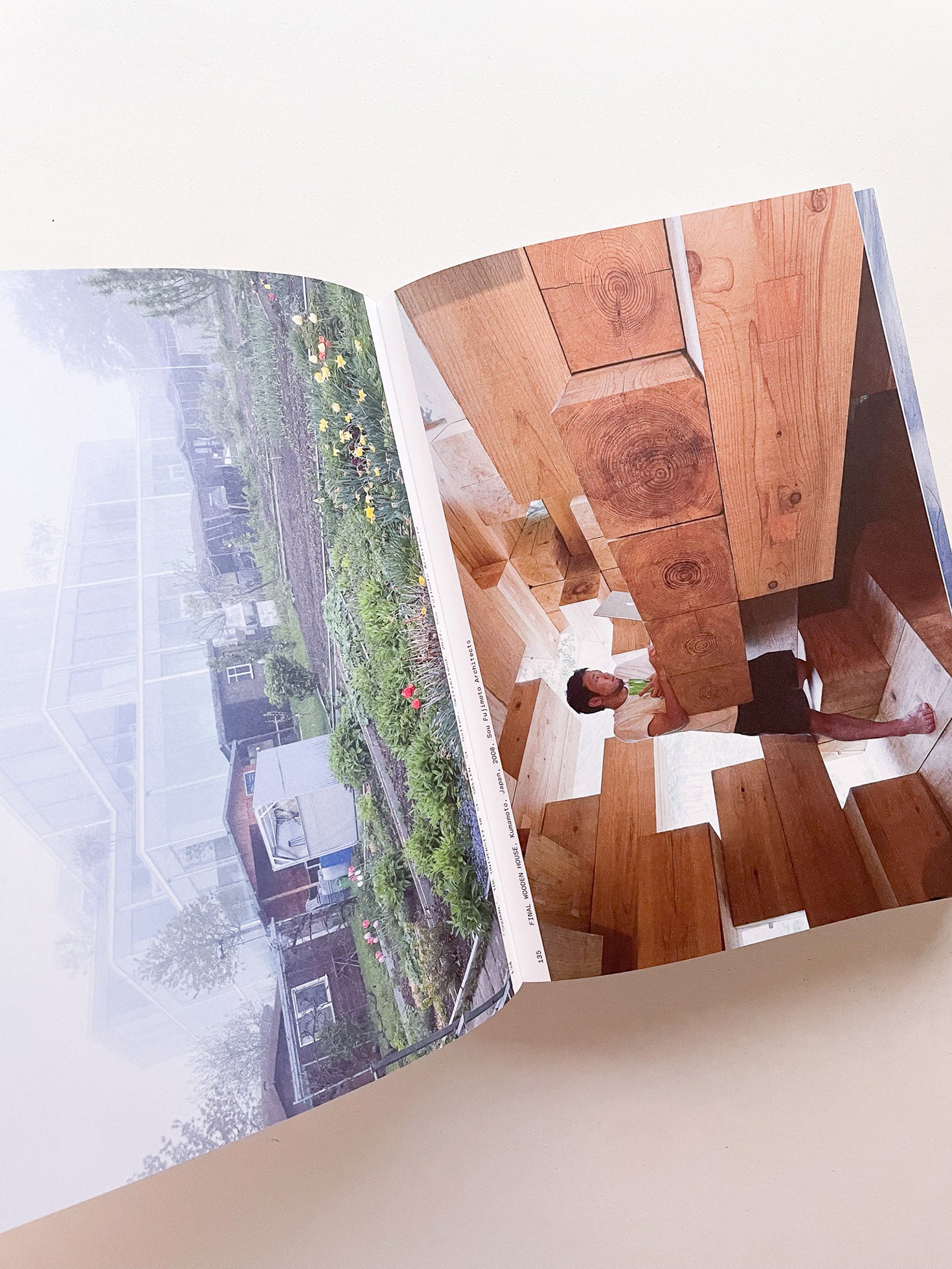 MOMENTS IN ARCHITECTURE / Iwan Baan - 本屋青旗 Ao-Hata Bookstore