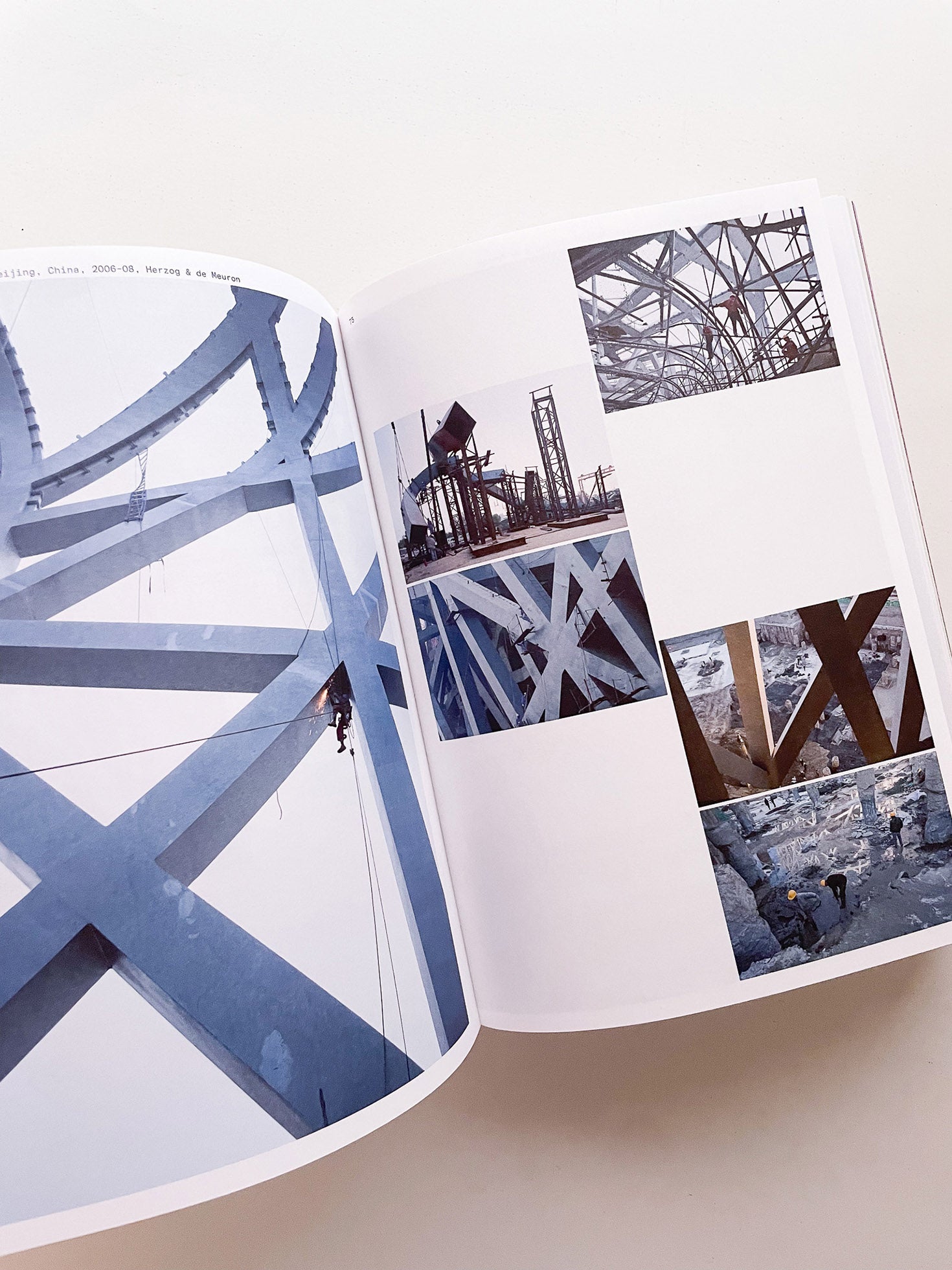 MOMENTS IN ARCHITECTURE / Iwan Baan - 本 屋 青 旗 Ao-Hata Bookstore