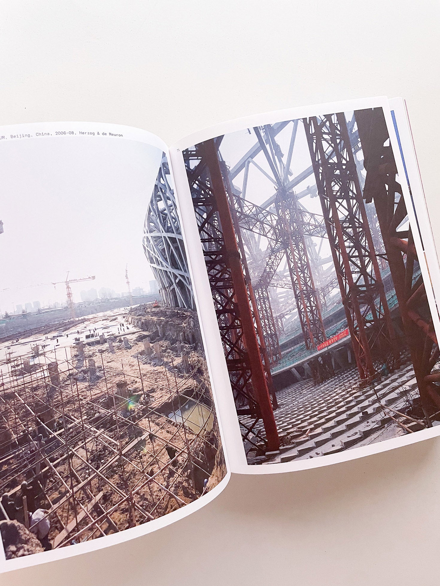 MOMENTS IN ARCHITECTURE / Iwan Baan - 本 屋 青 旗 Ao-Hata Bookstore
