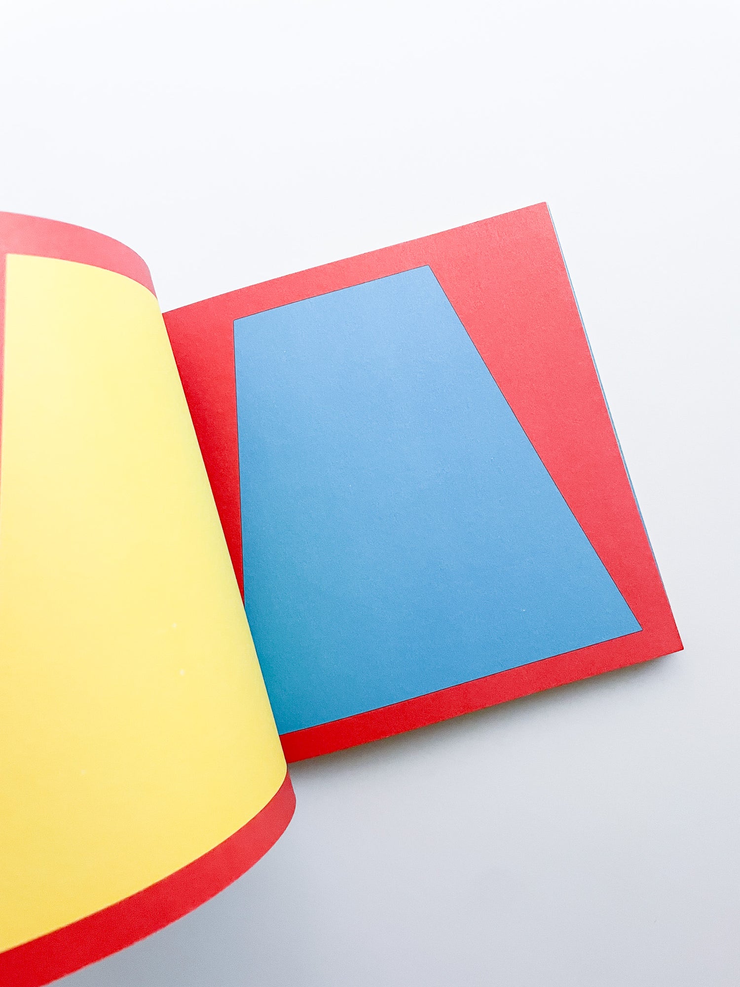 GEOMETRIC FIGURES & COLOR / Sol LeWitt