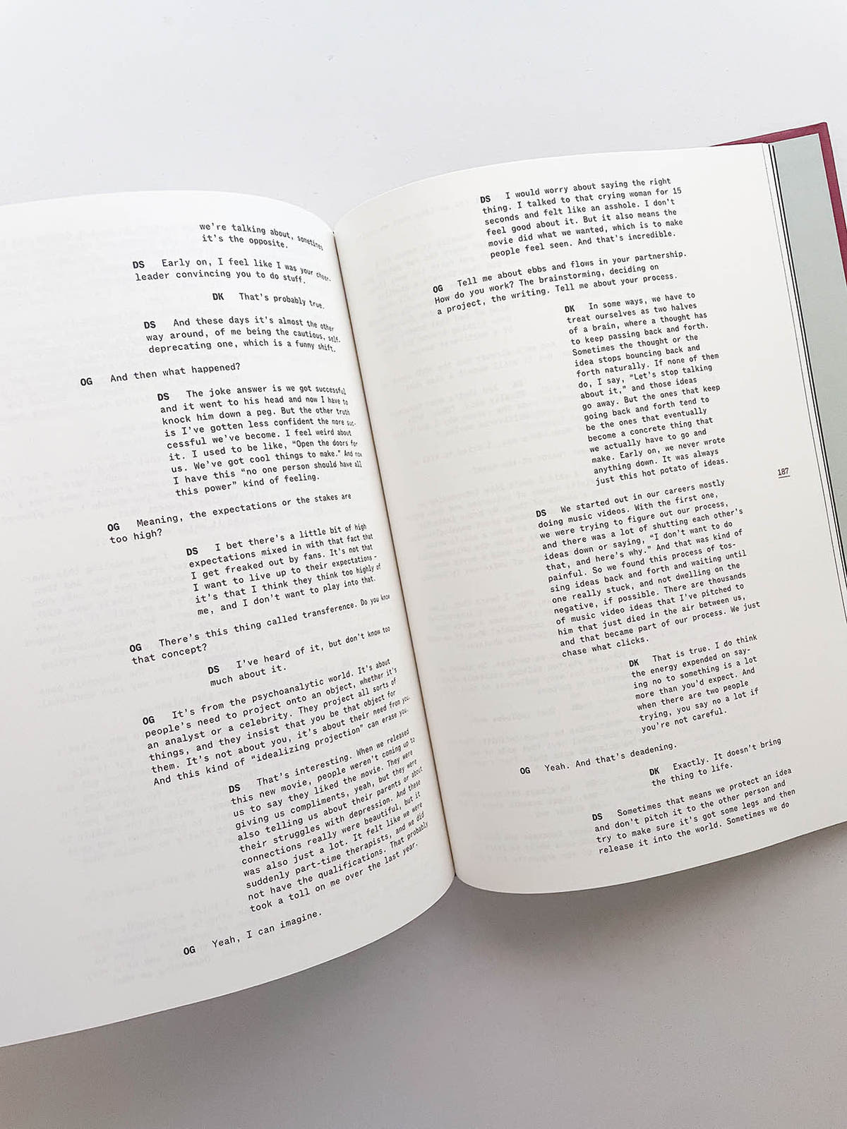 EVERYTHING EVERYWHERE ALL AT ONCE / Daniel Kwan & Daniel Scheinert