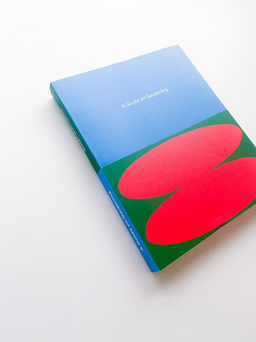 A Guide on Gardening / Rubén Montesinos