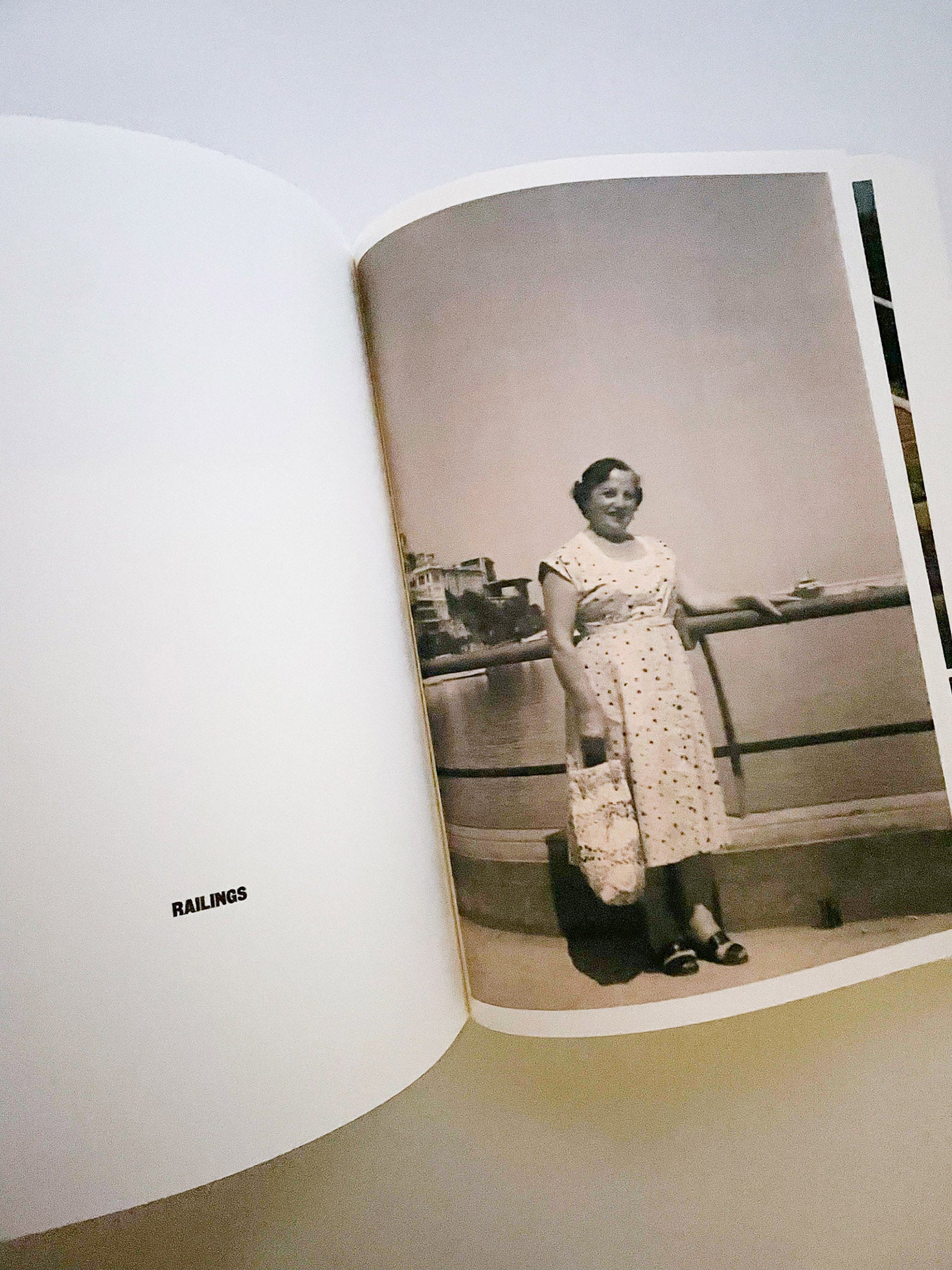 INCOMPLETE ENCYCLOPEDIA OF TOUCH / Erik Kessels, Karel de Mulder, Thomas Sauvin