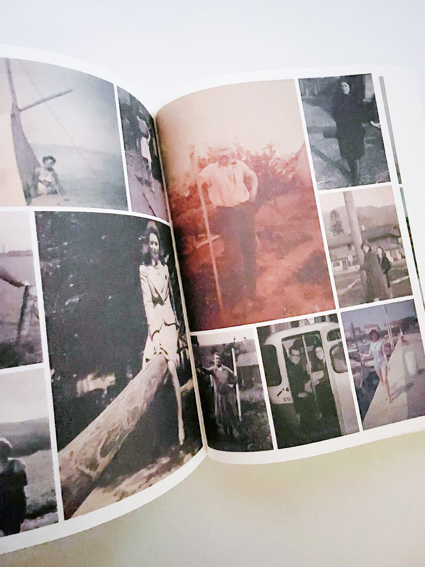 INCOMPLETE ENCYCLOPEDIA OF TOUCH / Erik Kessels, Karel de Mulder, Thomas Sauvin