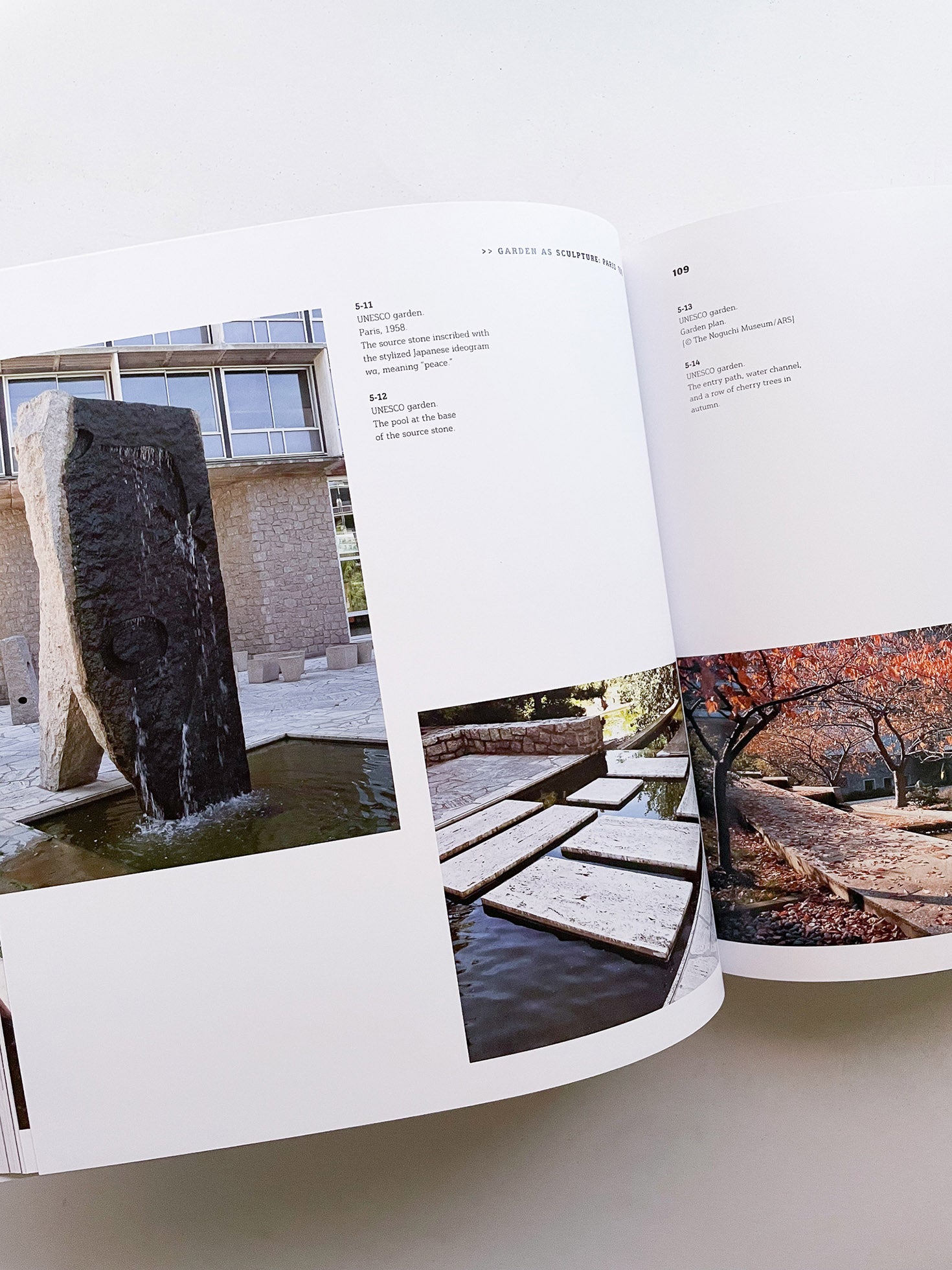 NOGUCHI'S GARDEN LANDSCAPE AS SCULPTURE / Isamu Noguchi - 本 屋 青