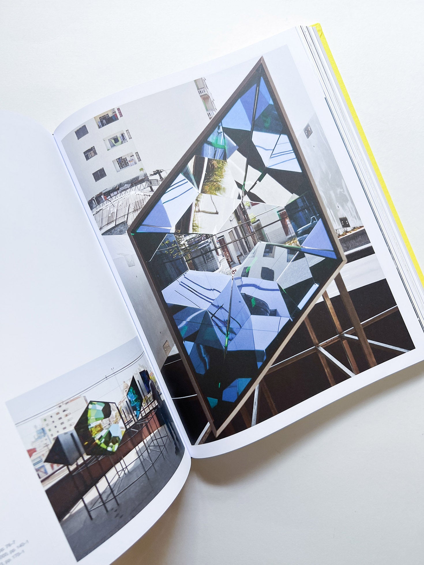 Experience / Olafur Eliasson - 本 屋 青 旗 Ao-Hata Bookstore