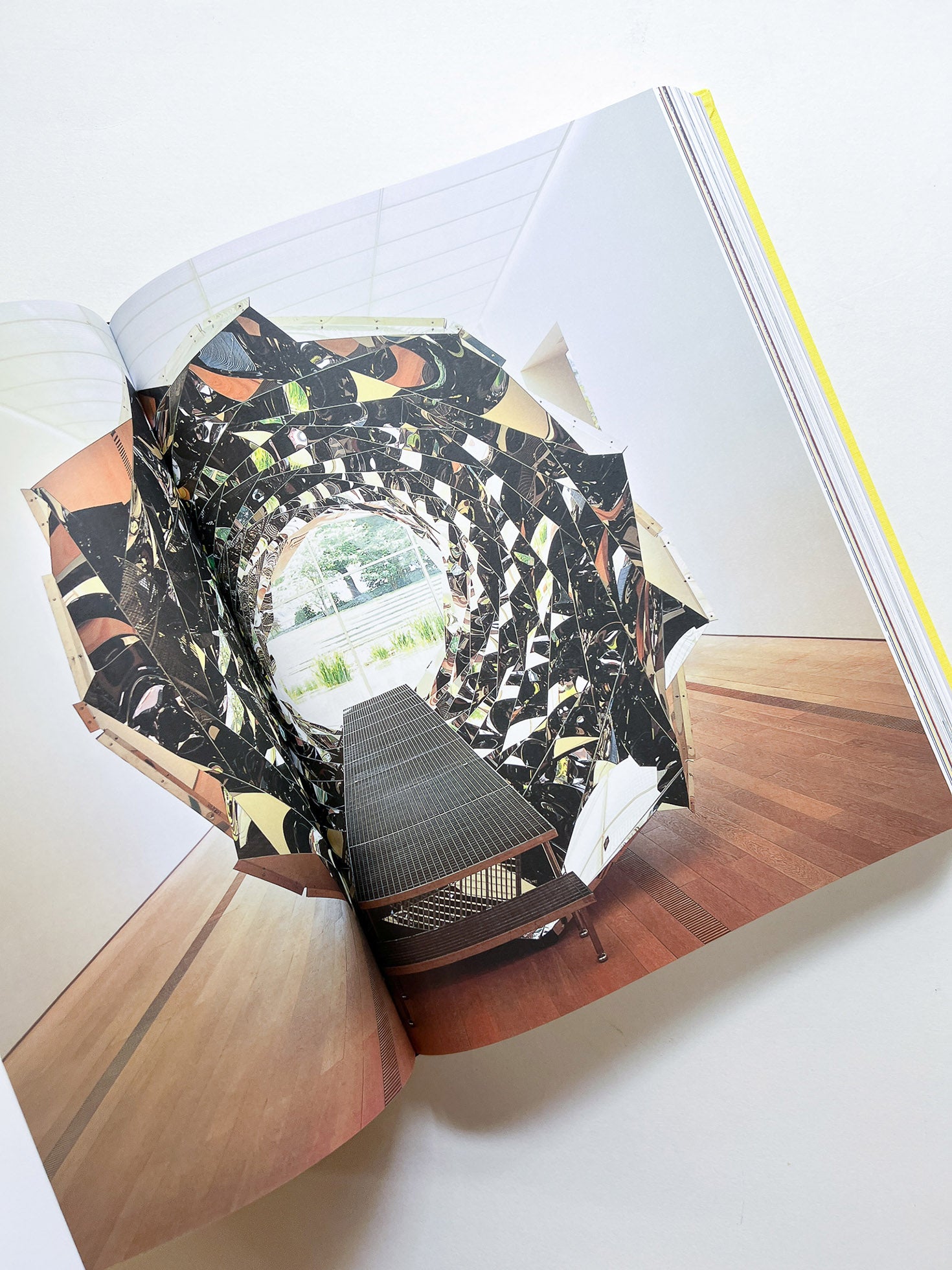 Experience / Olafur Eliasson - 本 屋 青 旗 Ao-Hata Bookstore