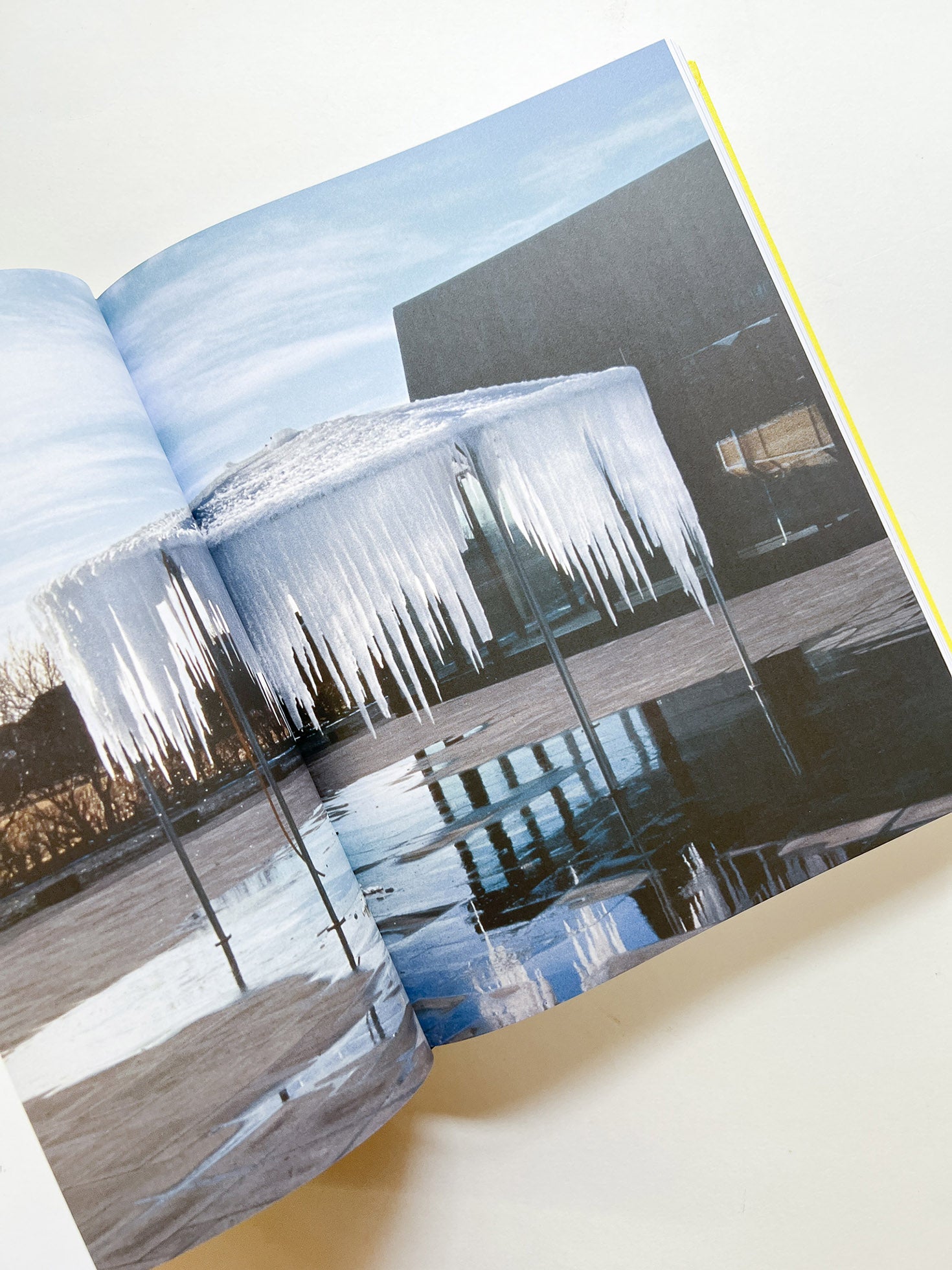 Experience / Olafur Eliasson - 本 屋 青 旗 Ao-Hata Bookstore
