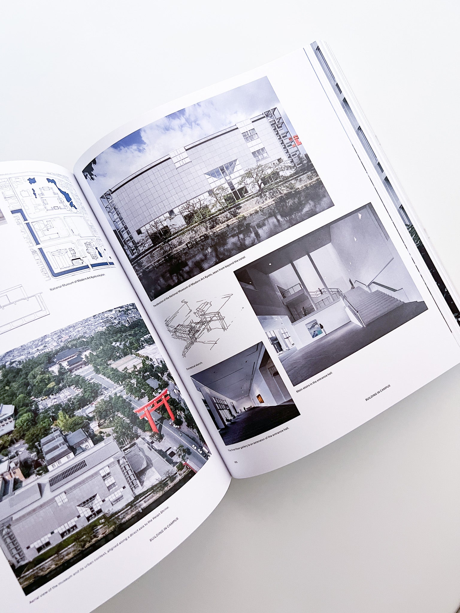 MAKI OPUS / Fumihiko Maki - 本 屋 青 旗 Ao-Hata Bookstore