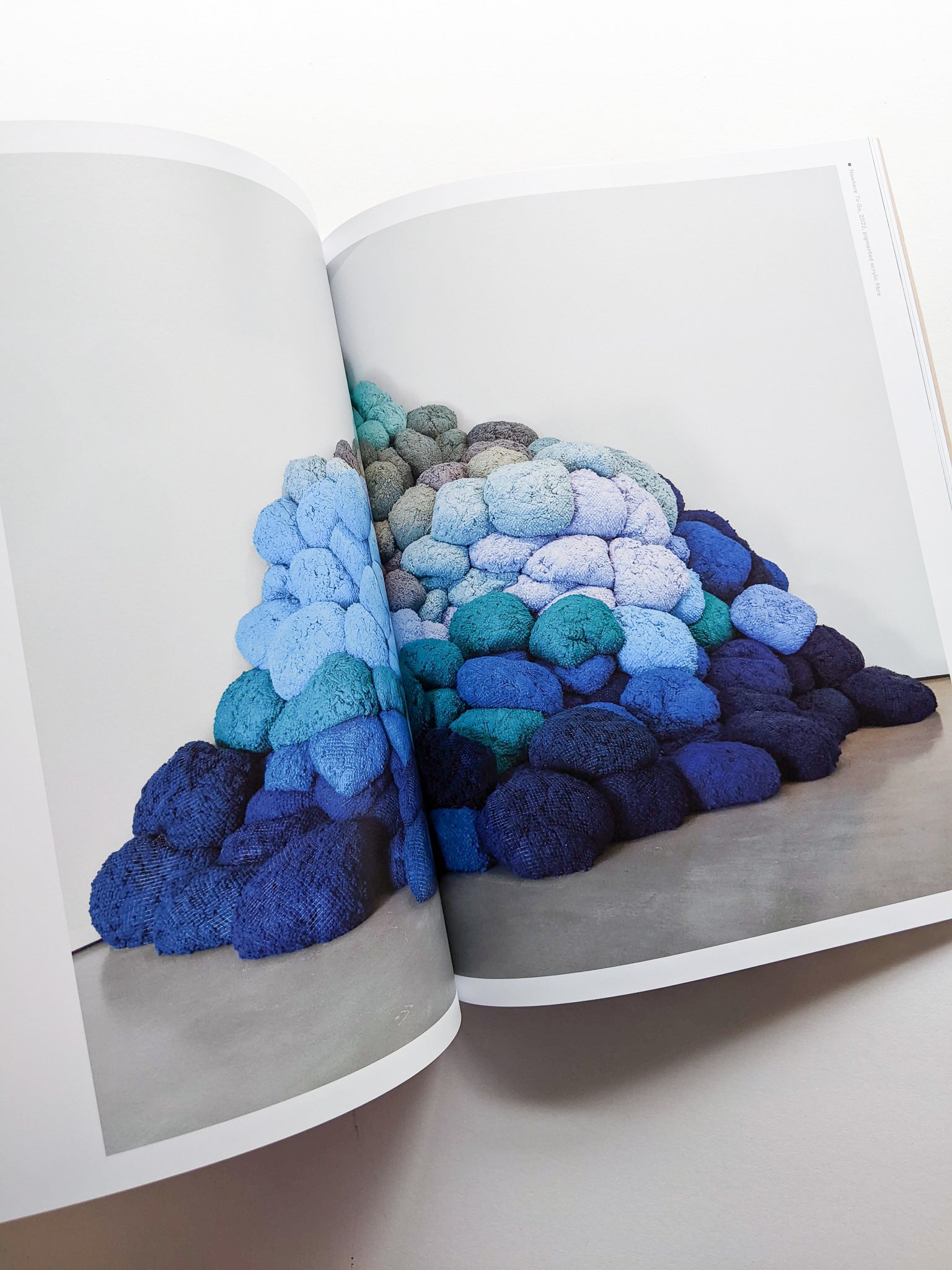 OFF GRID / Sheila Hicks - 本屋青旗 Ao-Hata Bookstore