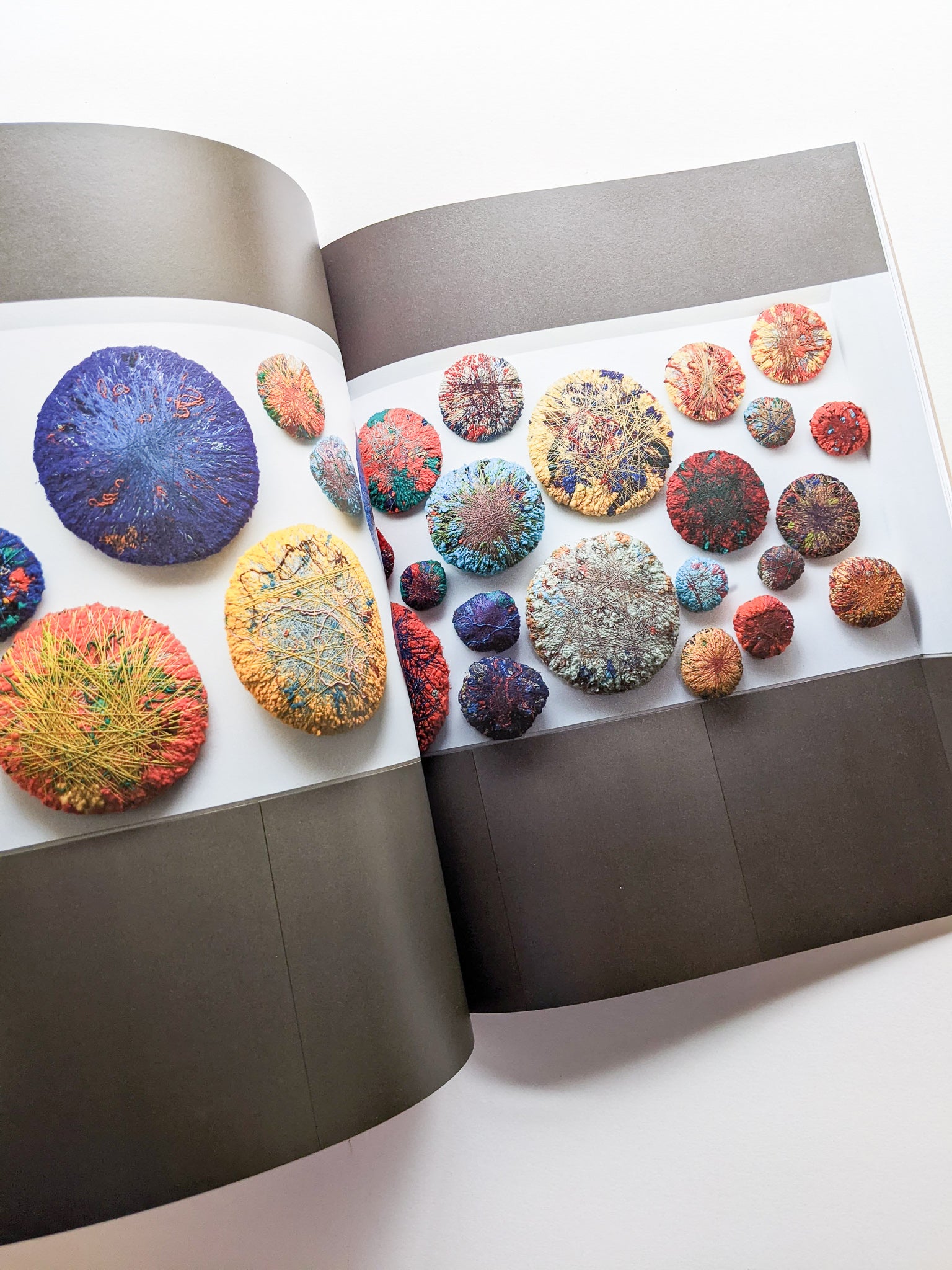 OFF GRID / Sheila Hicks - 本屋青旗 Ao-Hata Bookstore