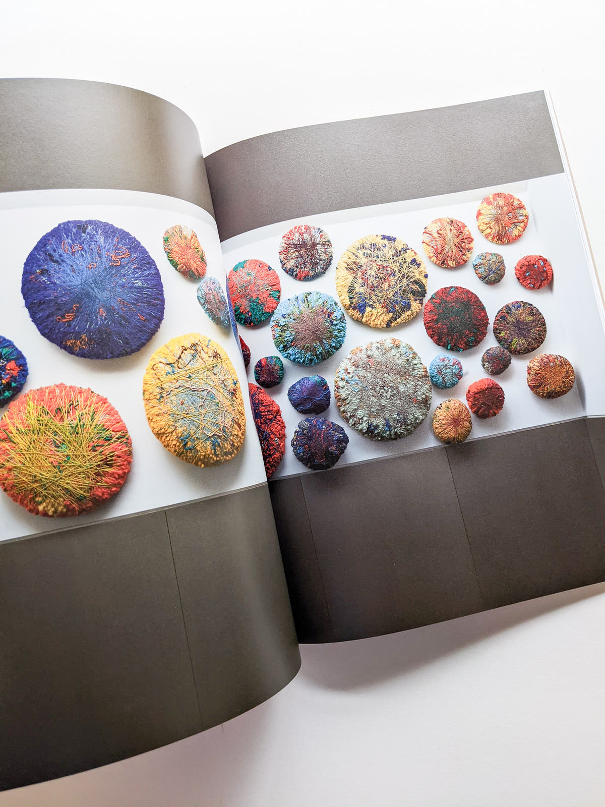 OFF GRID / Sheila Hicks
