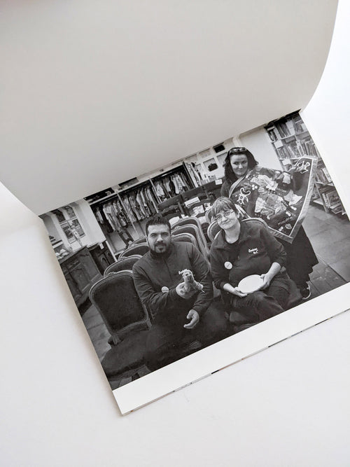 バナナジャムの瓶の蓋が開かなかったので、お母さんが別のバナナジャムに替えてくれて、お父さんに瓶の蓋を開けてもらって、みんなでクレープにバナナジャムをつけて食べました。 / 中山和也