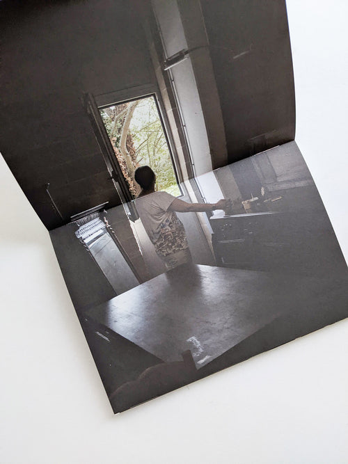 バナナジャムの瓶の蓋が開かなかったので、お母さんが別のバナナジャムに替えてくれて、お父さんに瓶の蓋を開けてもらって、みんなでクレープにバナナジャムをつけて食べました。 / 中山和也