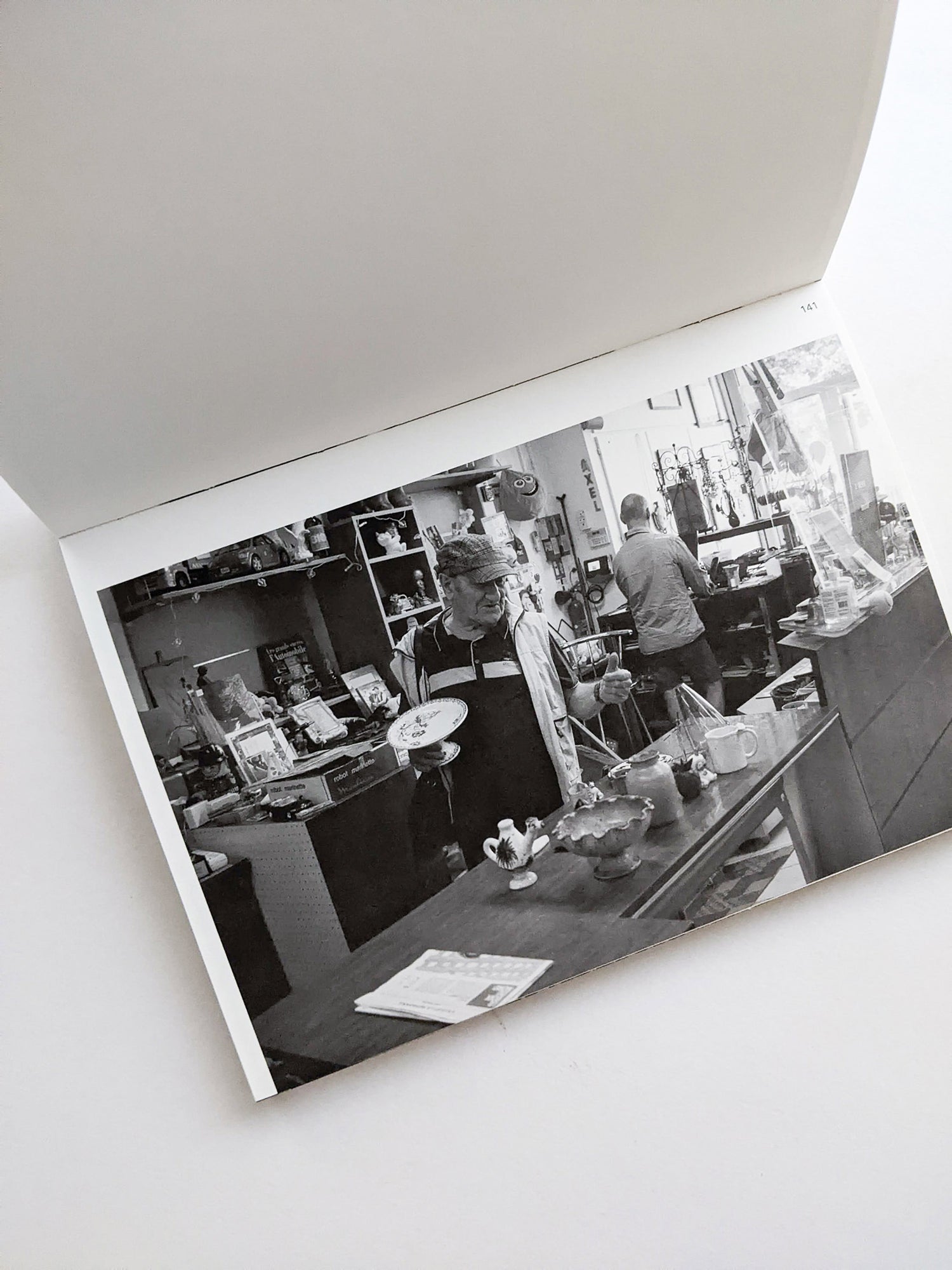 バナナジャムの瓶の蓋が開かなかったので、お母さんが別のバナナジャムに替えてくれて、お父さんに瓶の蓋を開けてもらって、みんなでクレープにバナナジャムをつけて食べました。 / 中山和也