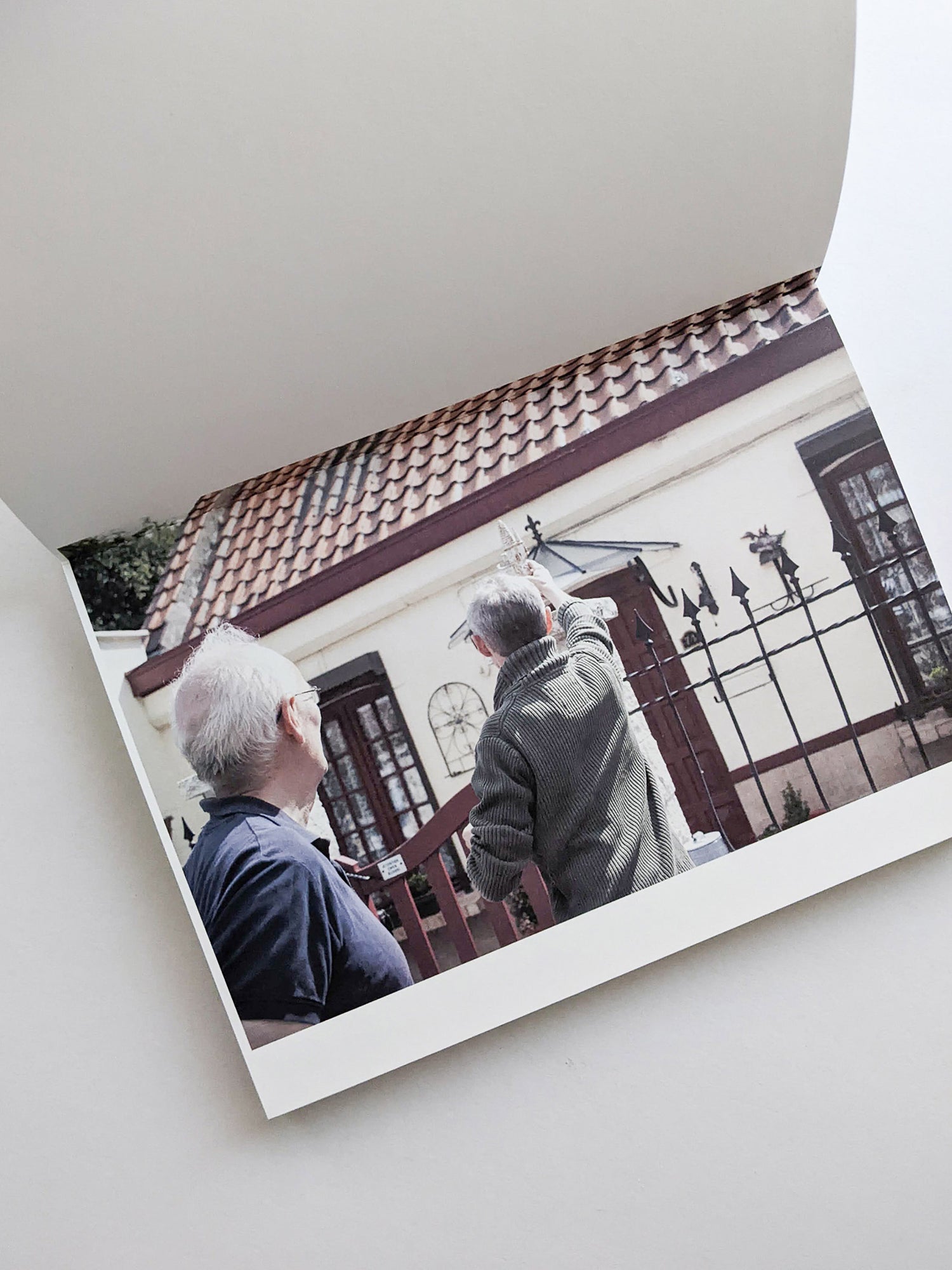 バナナジャムの瓶の蓋が開かなかったので、お母さんが別のバナナジャムに替えてくれて、お父さんに瓶の蓋を開けてもらって、みんなでクレープにバナナジャムをつけて食べました。 / 中山和也