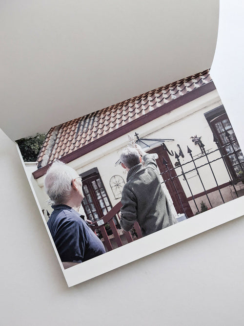 バナナジャムの瓶の蓋が開かなかったので、お母さんが別のバナナジャムに替えてくれて、お父さんに瓶の蓋を開けてもらって、みんなでクレープにバナナジャムをつけて食べました。 / 中山和也